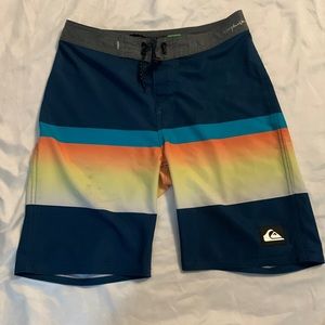 Quicksilver board short size 26